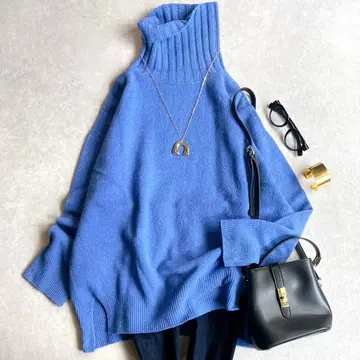 새상품급 리브 드와 캐시미어 백 테일 터틀넥 니트 리브 절개 블루