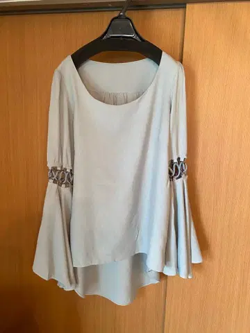 PRIDE 플레어 슬리브 블라우스