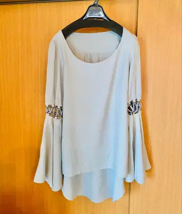 PRIDE 플레어 슬리브 블라우스