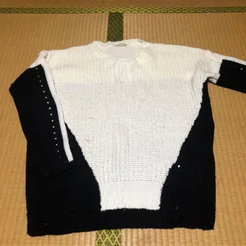 화이트/블랙 니트 스웨터 편소매 디자인