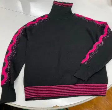 댄싱 하트 터틀넥 니트 L 블랙x 핑크