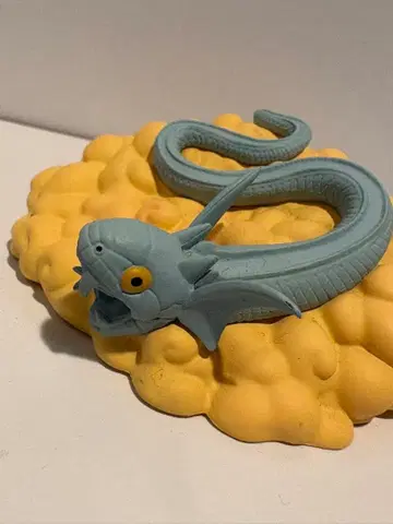 파란 뱀 피규어 구름 위