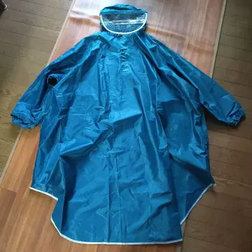 몇 번 착용하지 않은 레인코트 카파 우의 청록색 블루