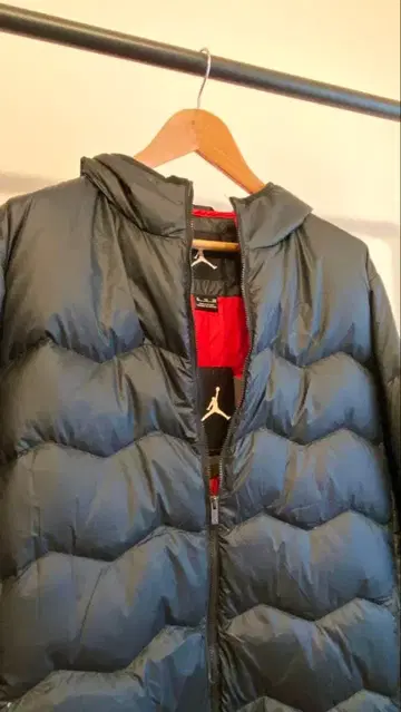 [ 새상품 미사용 ] Jordan 다운 자켓 블랙/레드