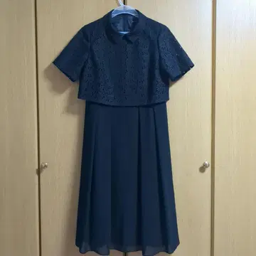 레이스 상의 포함 블랙 드레스