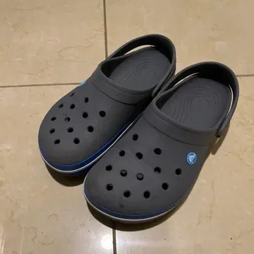 crocs 그레이 클로그 샌들