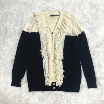 애도니시스 Adonisis 바이컬러 프릴 펄 버튼 가디건