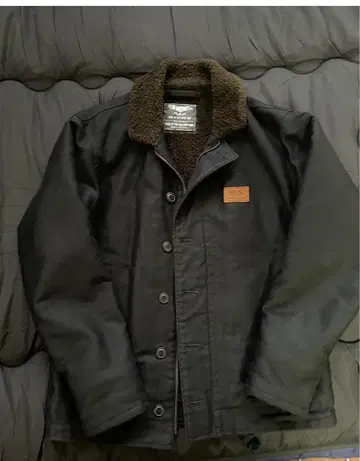 hideandseek 블랙 밀리터리 자켓 보아 카라 부착