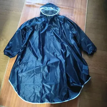 몇 번 착용하지 않은 후드 부착 레인코트 카파 우의 판초 네이비