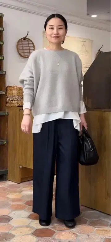 비어즐리 인기 뒷 버튼 니트