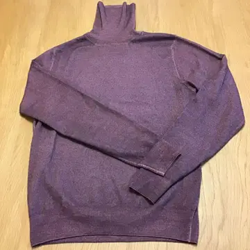 크루치아니 니트 사이즈 44 뒷목 부분 약간 올풀림 있음