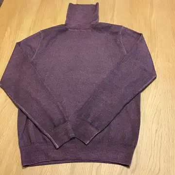 크루치아니 니트 사이즈 44 뒷목 부분 약간 올풀림 있음