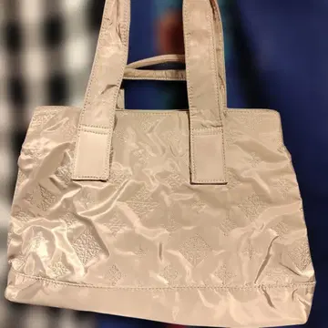 핑크 베이지 엠보싱 가공 토트백 russet