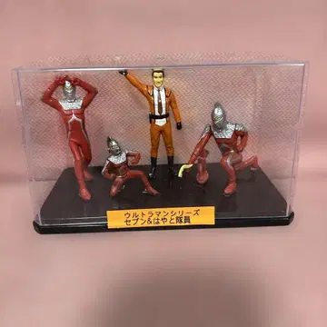 울트라맨 시리즈 세븐과 대원 4체 세트