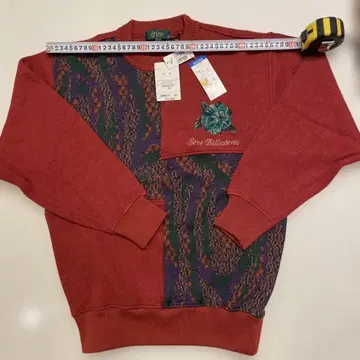 미사용품 빨간색 그래픽 니트 L 사이즈