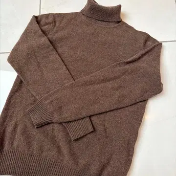 유니클로 울 브라운 터틀넥 스웨터