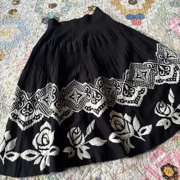 Face campana 영국풍 꽃무늬 자수 니트 스커트