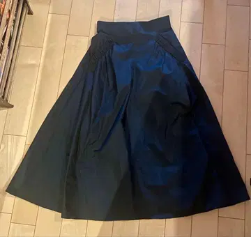 에스트네이션 타프타 하이웨스트 볼륨 플레어 스커트 네이비