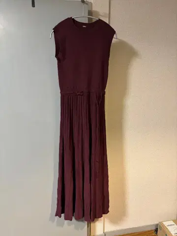 Mila Owen 니트 플리츠 원피스 보르도