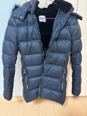 ZARA 블랙 다운 자켓 후드 부착