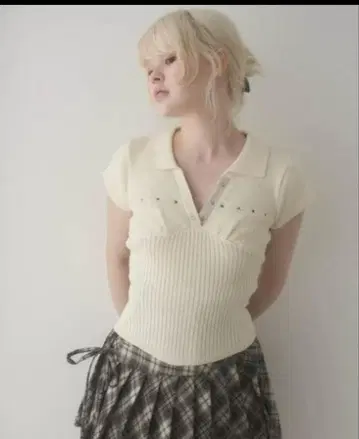 ANDMARY Lindsay 로고 탑 아이보리