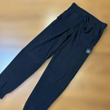 Alo yoga 캐시미어 팬츠 블랙 사이즈 M