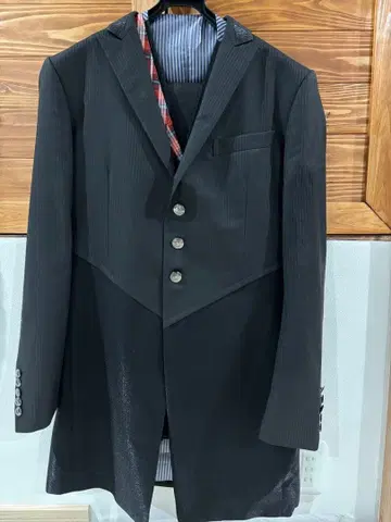 새상품급 블랙 스트라이프 턱시도 베스트 결혼식 2차 수트