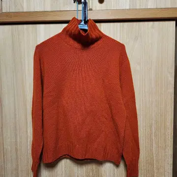 마가렛 하우엘 오렌지 터틀넥 스웨터 II