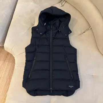 TATRAS 네이비 다운 베스트 후드 부착