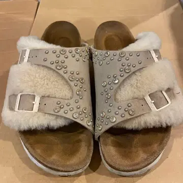 TATAMI x PIPPICHIC 비쥬 부착 퍼 샌들 37 정가 4만