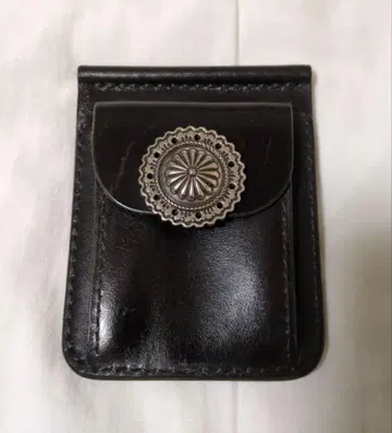 블랙 가죽 접이식 지갑 장식 포함