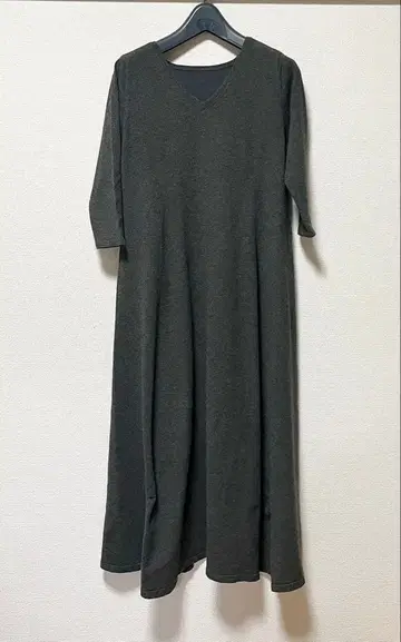 다크 그레이 V넥 7부 소매 롱 원피스