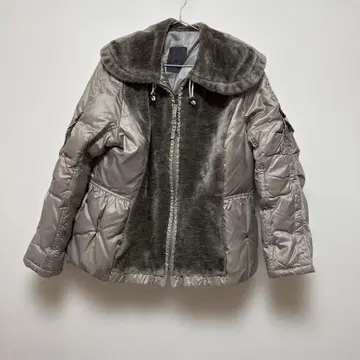 퍼 달린 그레이 다운 자켓