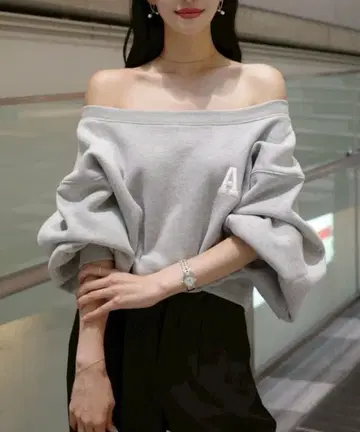 ACYM A 로고 오프숄더 맨투맨 그레이