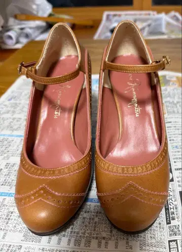 긴자 카네마츠 가죽 스트랩 하이힐 펌프스