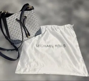MICHAEL KORS 버킷백 화이트/네이비 수납 가방 포함