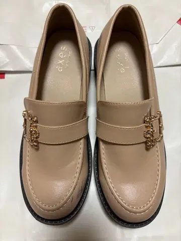 베이지 로퍼 골드 버클