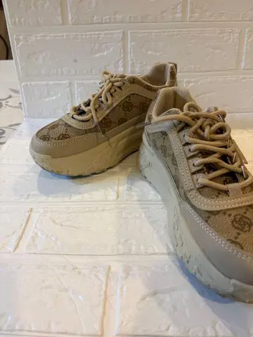 통굽 베이지 스니커즈 로고