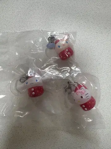 산리오 캐릭터즈 딸기 메지루시 액세서리 가챠