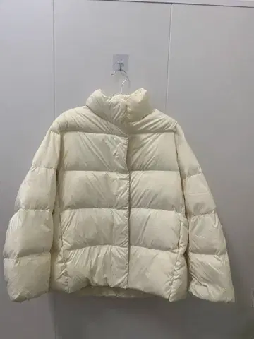 새상품급 유니클로 M 파우더 소프트 다운 자켓 화이트