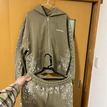 LMTD 셋업 베이지 페이즐리