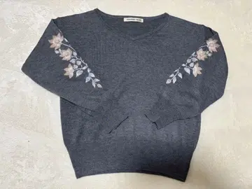 꽃무늬 자수 그레이 크롭 니트