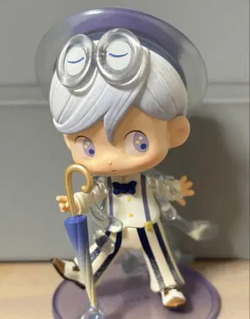 캐릭터 피규어 화이트와 파랑 의상