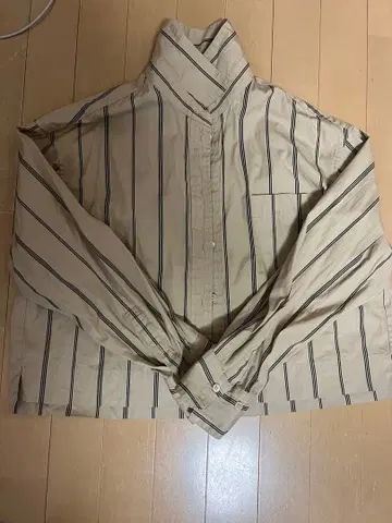 ebure 베이지 스트라이프 하이넥 셔츠