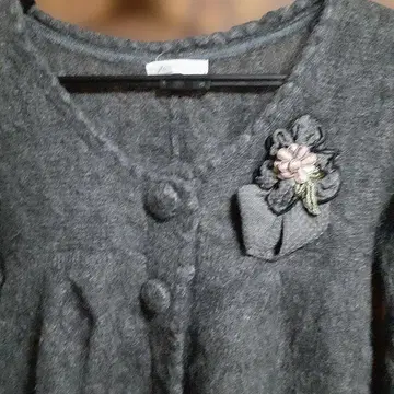 그레이 색상의 긴팔 가디건 꽃 브로치 포함