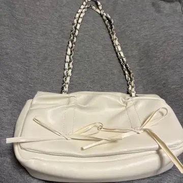 화이트 숄더백 체인 스트랩