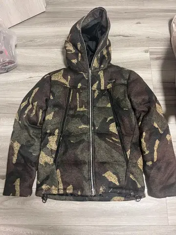 RUSTY 카모 패턴 후드 부착 다운 자켓