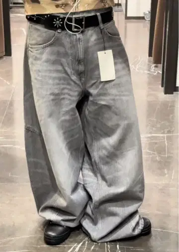 솔기를 어긋나게 한 벌룬 핏 청바지