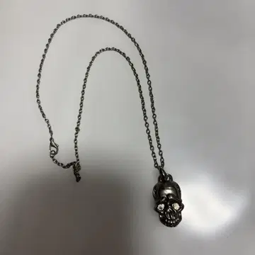 스컬 목걸이 실버 컬러 해골 모티브