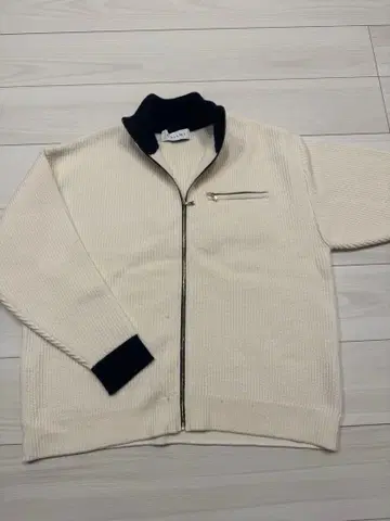 CULLNI 아이보리 네이비 집업 스웨터